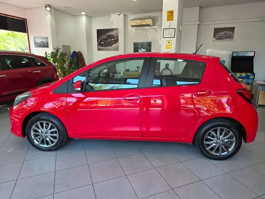 Usado Toyota Yaris Active 99 CV (72 kW) 2016 Rojo Utilitario