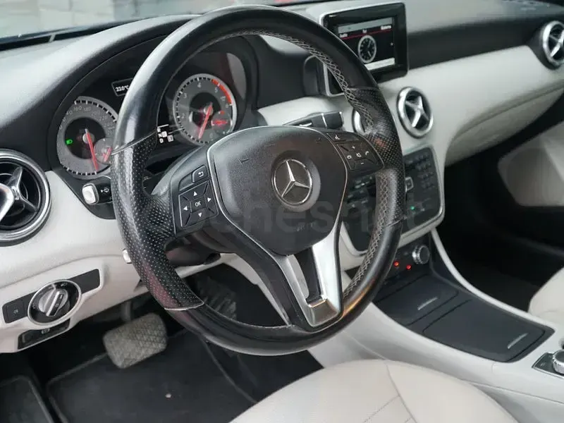 Usado Mercedes A180 Urban 109 CV (80 kW) 2013 Gris / plata Utilitario