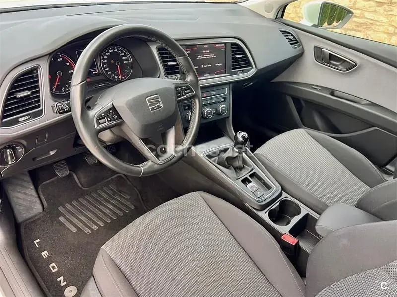 Usado Seat Leon Style 130 CV (95 kW) 2019 Blanco Berlina