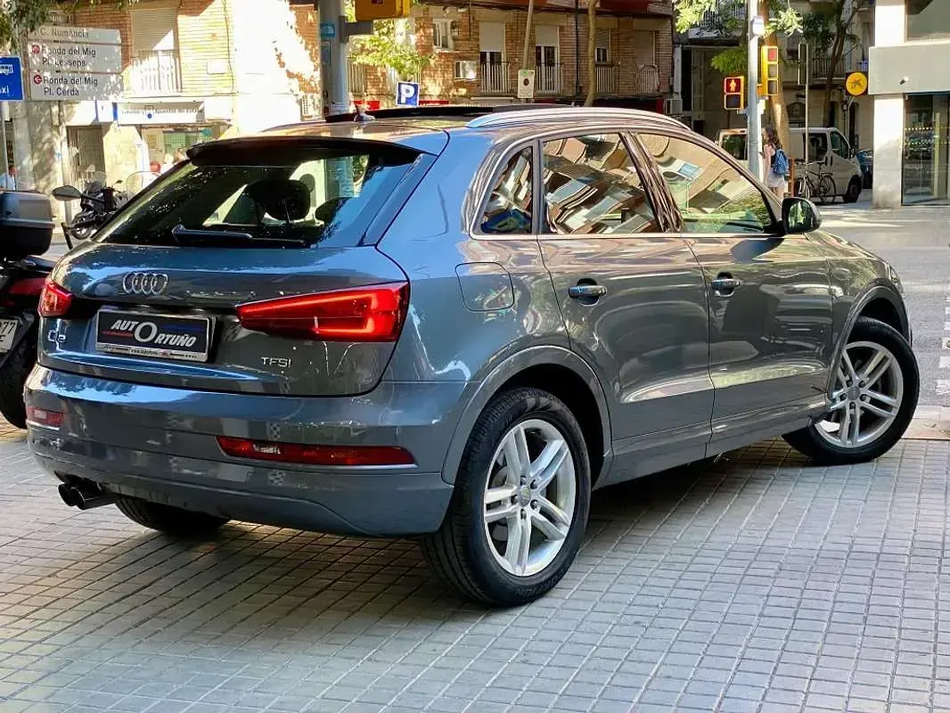 Usado Audi Q3 Attraction 150 CV (110 kW) 2016 Gris / plata SUV