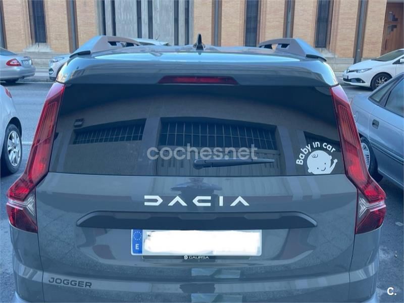 Usado Dacia Jogger Extreme 100 CV (73 kW) 2023 Gris / plata Monovolumen