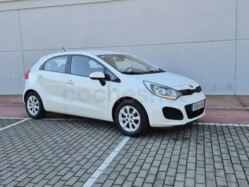 Usado Kia Rio 85 CV (62 kW) 2014 Blanco Berlina