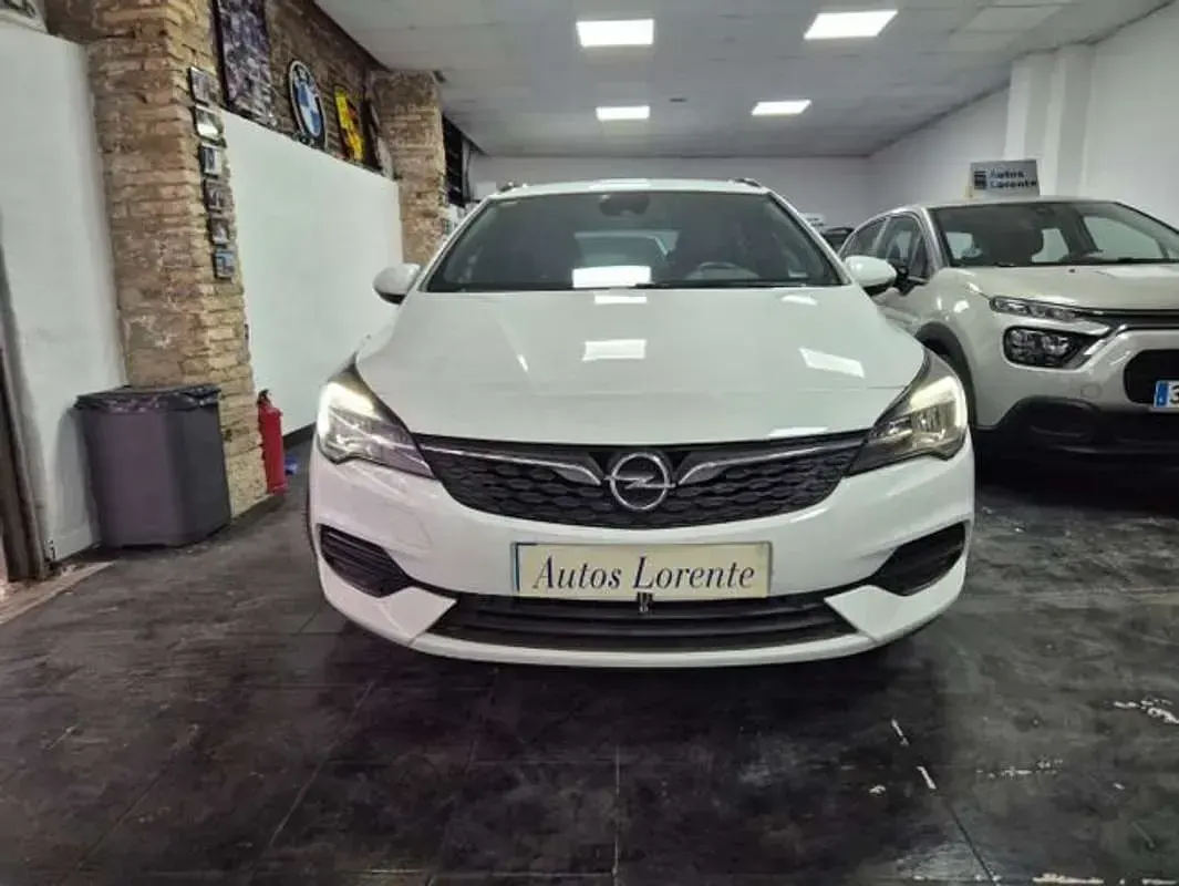 Usado Opel Astra 122 CV (89 kW) 2020 Blanco Familiar