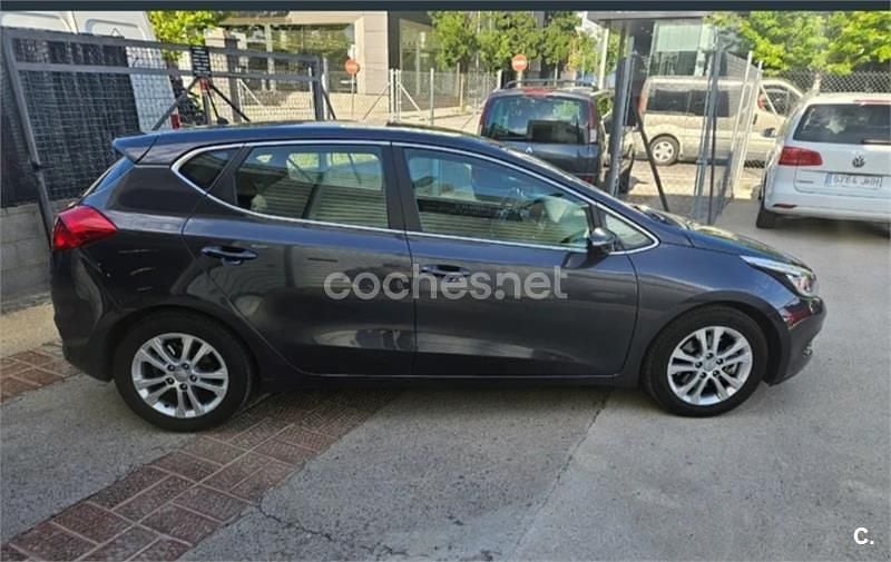 Usado Kia Ceed 100 CV (73 kW) 2013 Gris / plata Utilitario