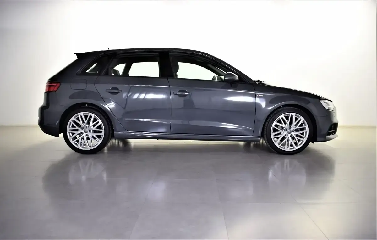 Usado Audi A3 S-Line 116 CV (85 kW) 2019 Gris Berlina