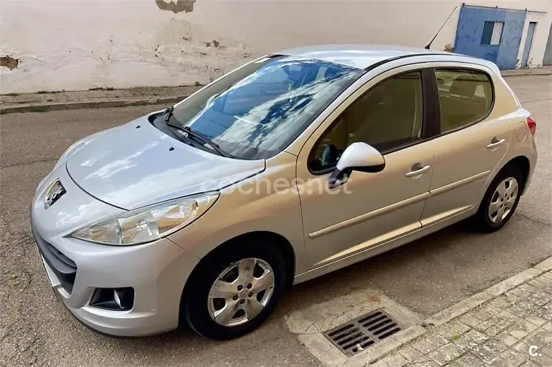 Usado Peugeot 207 Active 75 CV (55 kW) 2011 Gris / plata Berlina