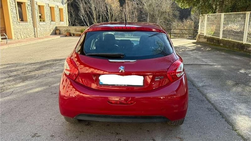 Usado Peugeot 208 Active 92 CV (67 kW) 2014 Rojo Utilitario