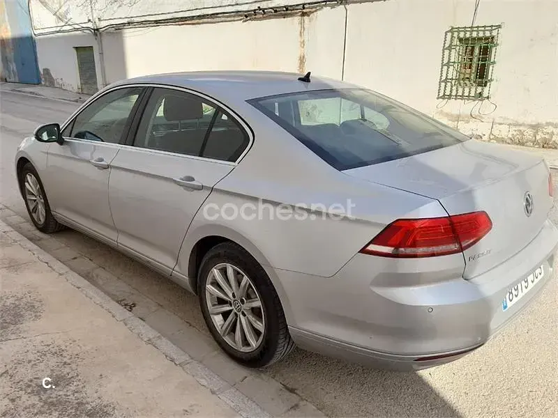 Usado VW Passat Advance 150 CV (110 kW) 2015 Gris / plata Berlina