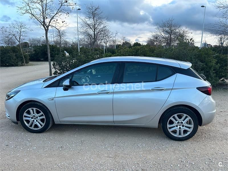 Usado Opel Astra Selective 110 CV (80 kW) 2016 Gris / plata Berlina