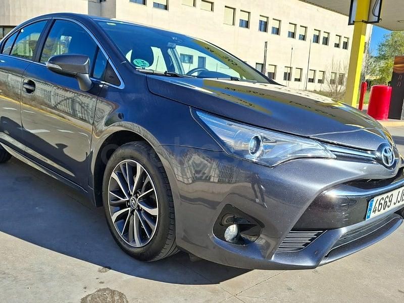 Usado Toyota Avensis Advance 143 CV (105 kW) 2015 Gris / plata Berlina