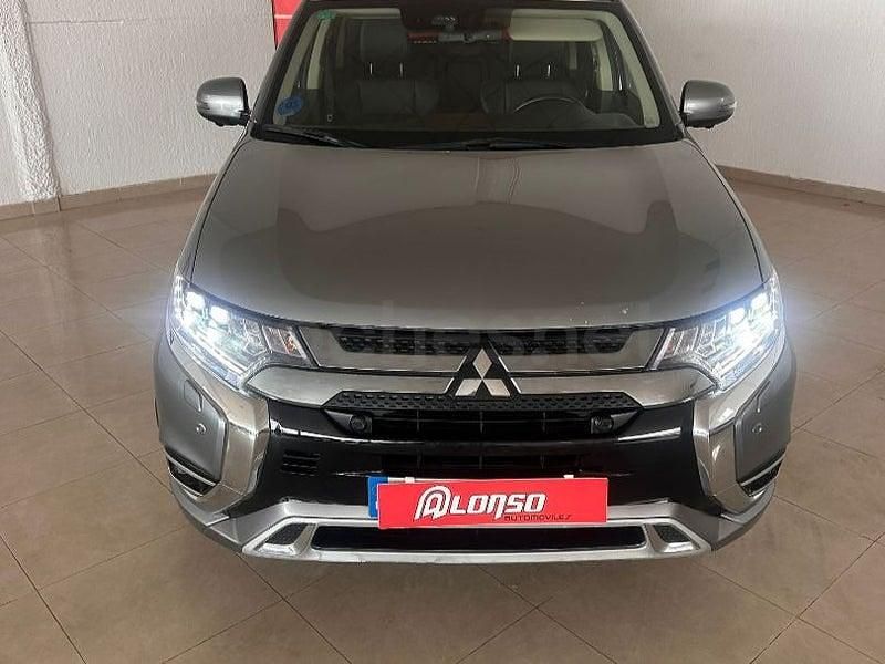 Usado Mitsubishi Outlander P-HEV 224 CV (164 kW) 2019 Gris / plata SUV