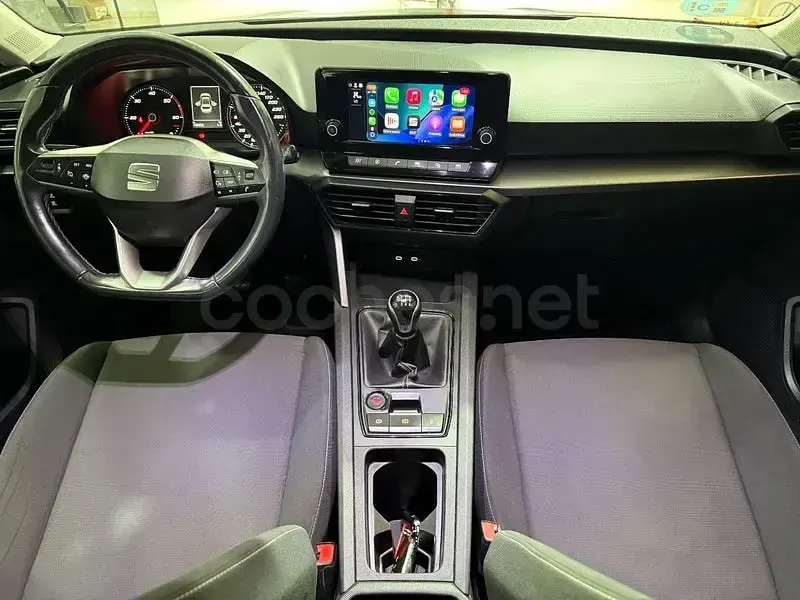 Usado Seat Leon Style 115 CV (84 kW) 2022 Gris / plata Berlina