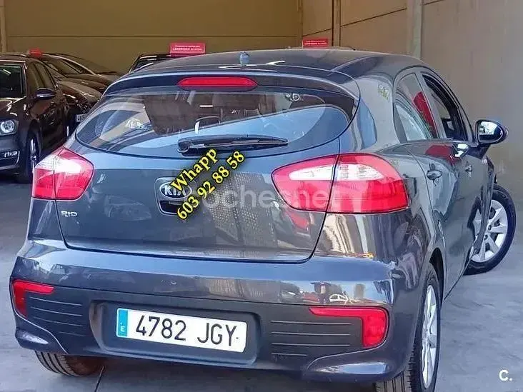 Usado Kia Rio 84 CV (61 kW) 2015 Negro Berlina