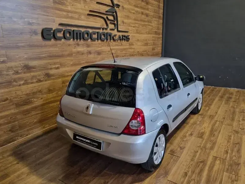 Usado Renault Clio II Authentique 70 CV (51 kW) 2007 Gris / plata Berlina