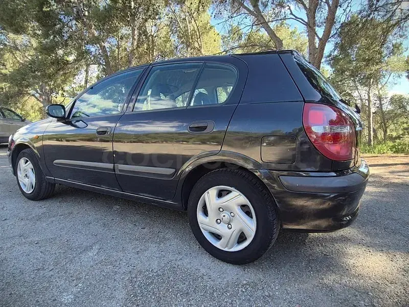 Usado Nissan Almera Comfort 90 CV (66 kW) 2001 Negro Berlina
