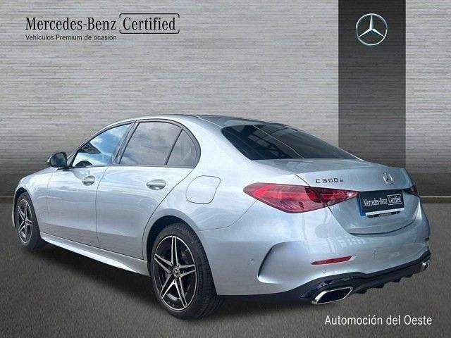 Usado Mercedes C300e AMG line 313 CV (230 kW) 2024 Plata hightech Berlina