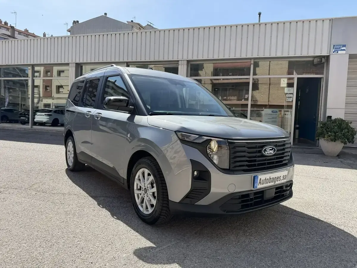 Usado Ford Tourneo Courier Titanium 125 CV (91 kW) 2024 Gris / plata Monovolumen