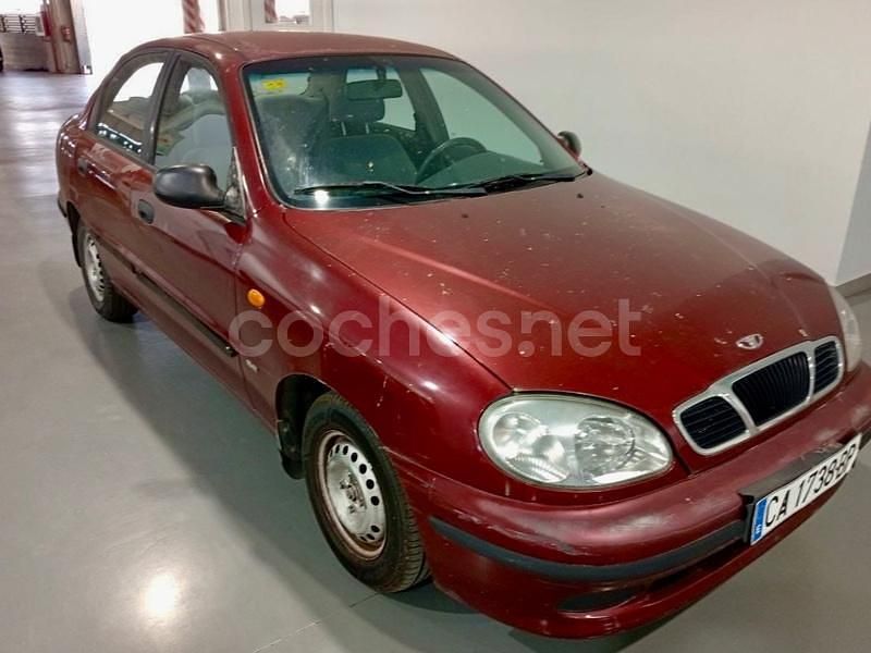 Granate Usado 2001 Chevrolet Lanos SE Berlina | 1099 € - Imagen 1/4