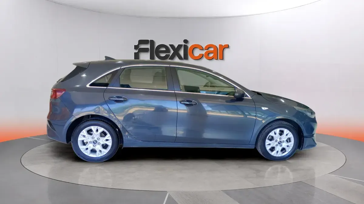 Usado Kia Ceed 136 CV (100 kW) 2023 Gris Utilitario