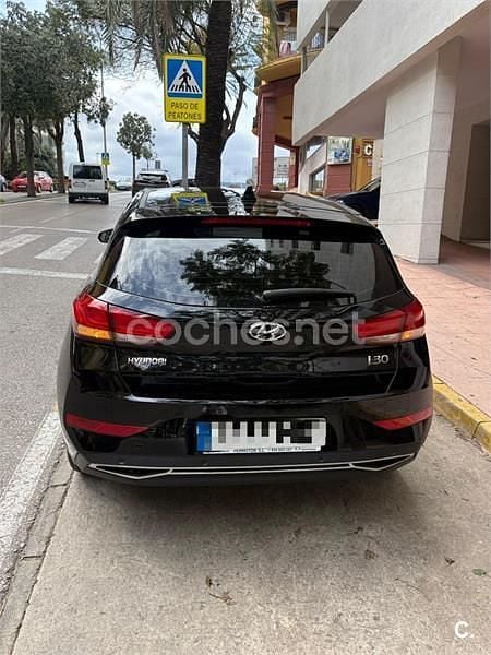 Usado Hyundai i30 110 CV (80 kW) 2024 Negro Berlina