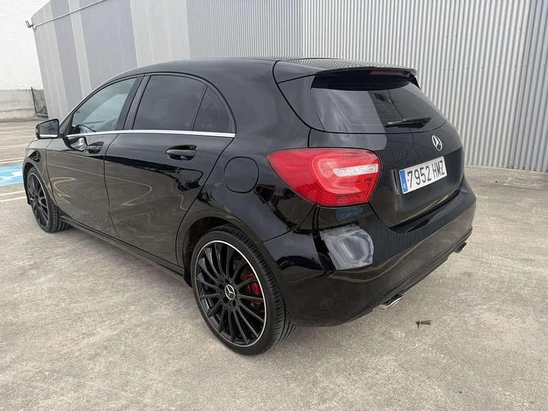 Usado Mercedes A180 Urban 109 CV (80 kW) 2012 Negro Utilitario