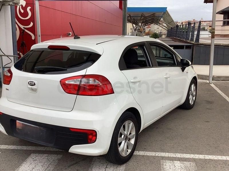 Usado Kia Rio 84 CV (61 kW) 2015 Blanco Berlina