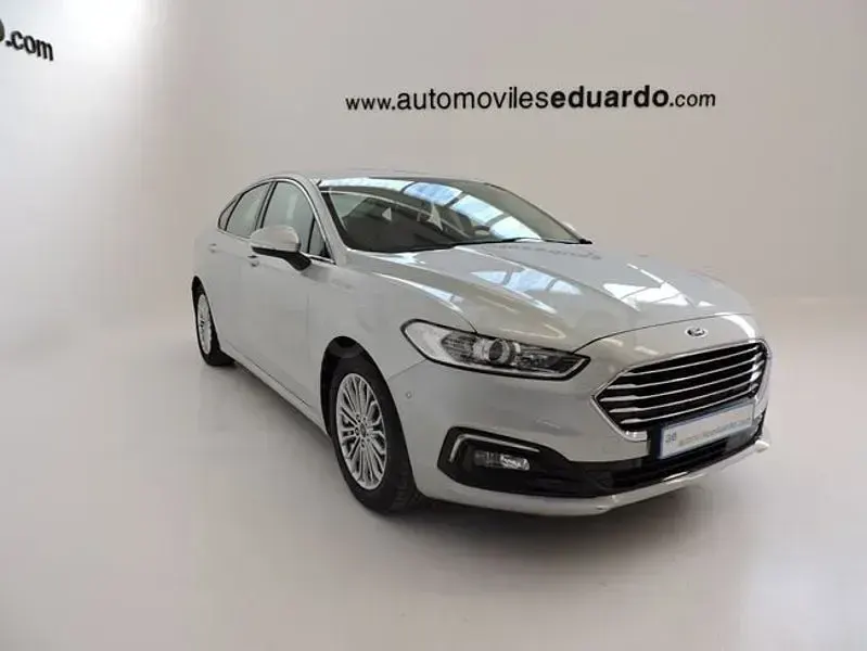 Usado Ford Mondeo Titanium 187 CV (137 kW) 2021 Gris / plata Berlina