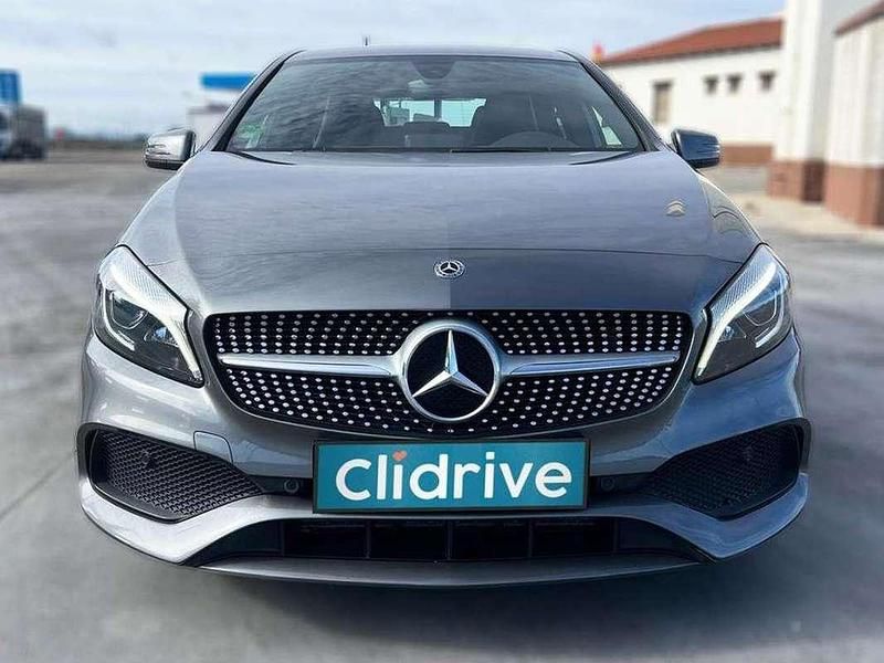 Usado Mercedes A180 136 CV (100 kW) 2018 Gris Utilitario