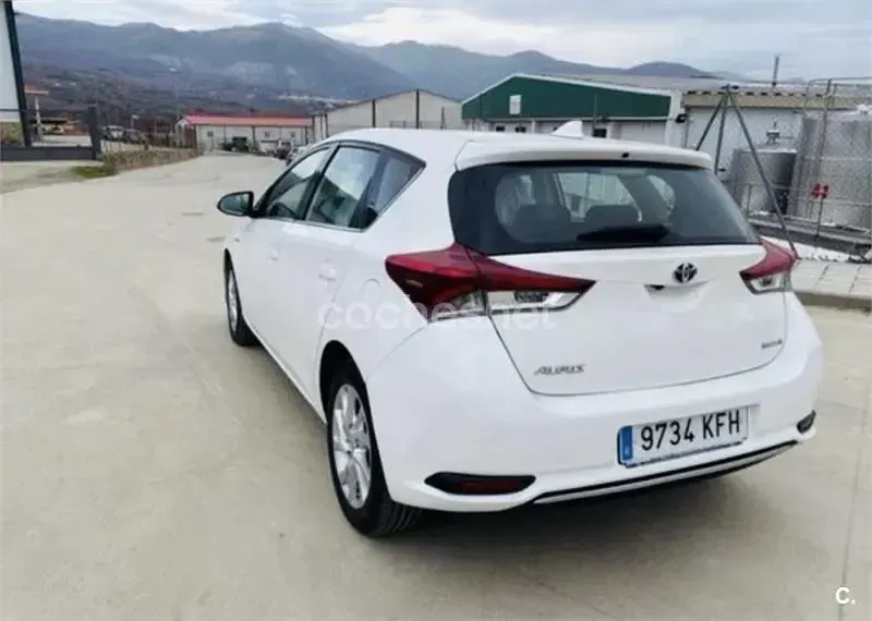 Usado Toyota Auris Hybrid Active 136 CV (100 kW) 2017 Blanco Familiar