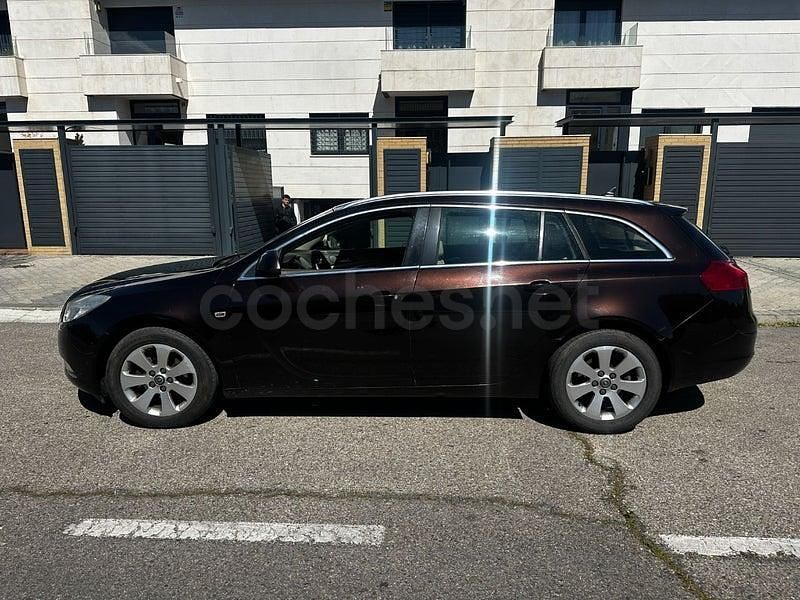 Usado Opel Insignia Selective 130 CV (95 kW) 2013 Violeta / lila Familiar