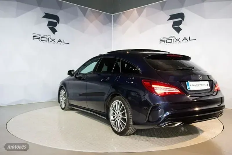 Usado Mercedes CLA220 Shooting Brake AMG 177 CV (130 kW) 2018 Azul Familiar