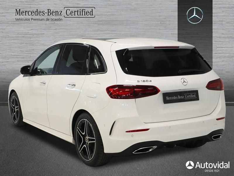 Usado Mercedes B180 AMG line 116 CV (85 kW) 2023 Blanco Monovolumen