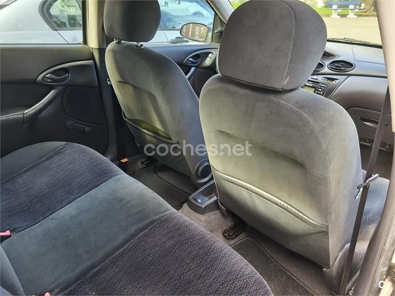 Usado Ford Focus Ambiente 90 CV (66 kW) 2000 Gris / plata Berlina