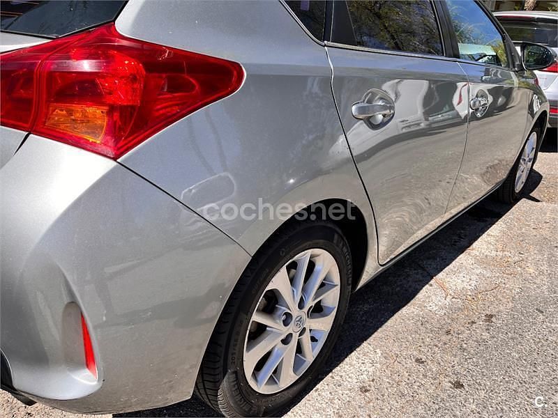 Usado Toyota Auris Active 126 CV (92 kW) 2013 Gris / plata Berlina