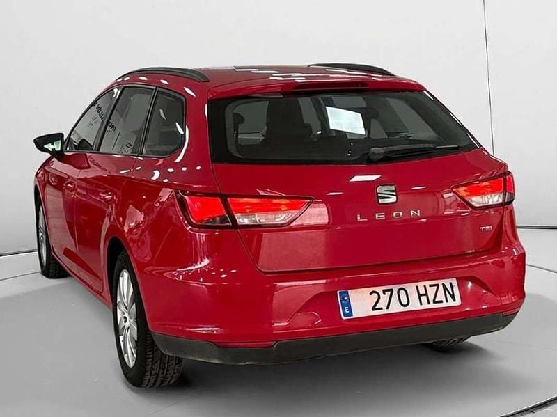 Usado Seat Leon Reference 111 CV (81 kW) 2014 Rojo Familiar