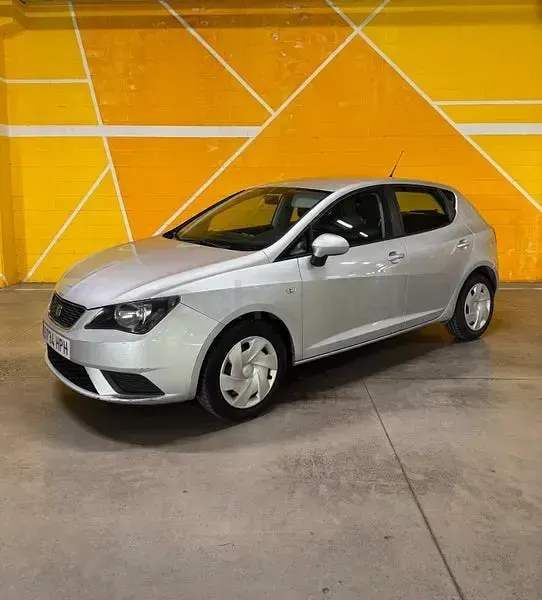 Usado Seat Ibiza Reference 60 CV (44 kW) 2013 Gris / plata Berlina
