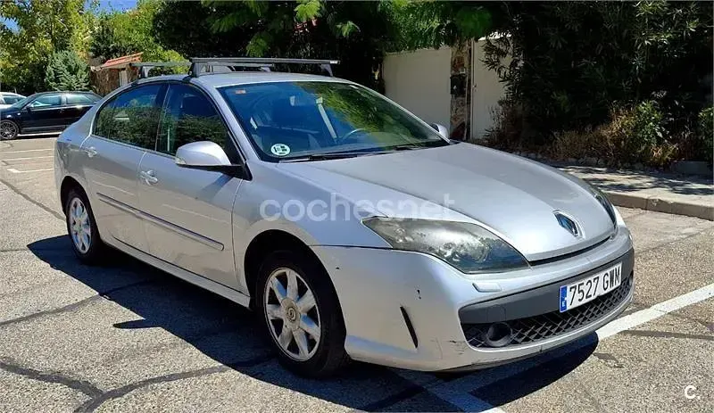 Usado Renault Laguna III Expression 110 CV (80 kW) 2010 Gris / plata Berlina