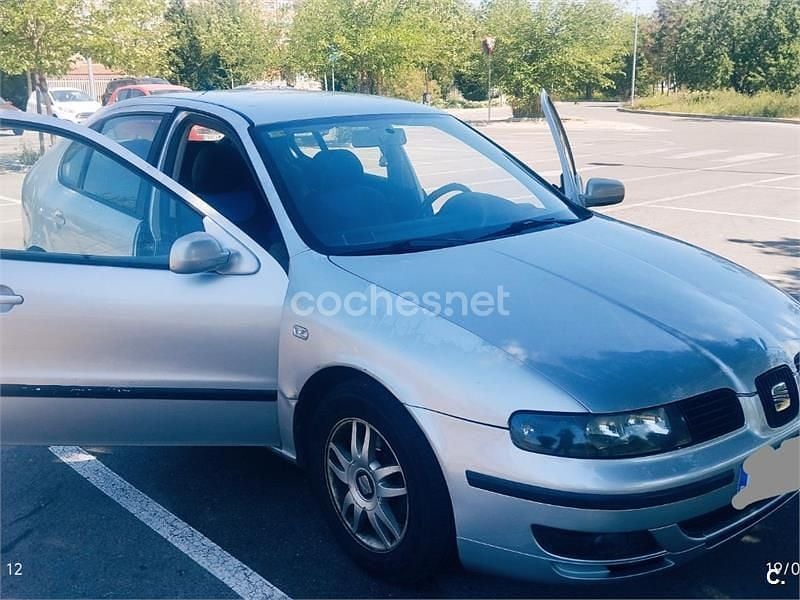 Usado Seat Leon Stella 90 CV (66 kW) 2003 Gris / plata Utilitario