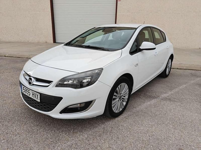 Blanco Usado 2014 Opel Astra Excellence Utilitario | 8500 € (Precio justo) - Imagen 1/4