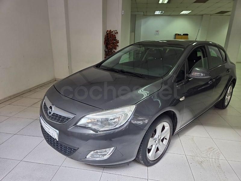 Usado Opel Astra Selective 116 CV (85 kW) 2012 Gris / plata Berlina