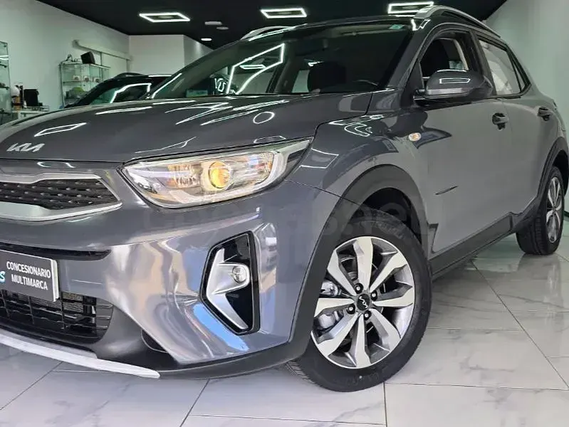 Usado Kia Stonic 101 CV (74 kW) 2022 Gris / plata SUV