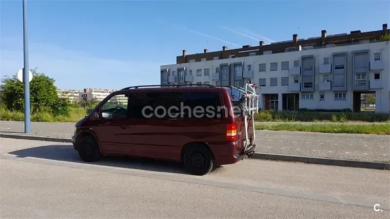 Usado Mercedes V230 143 CV (105 kW) 1998 Granate Monovolumen