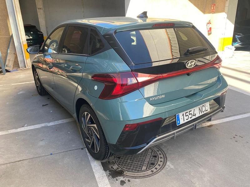 Usado Hyundai i20 100 CV (73 kW) 2025 Verde Utilitario
