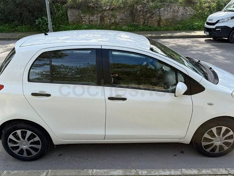 Usado Toyota Yaris Live 69 CV (50 kW) 2011 Blanco Utilitario
