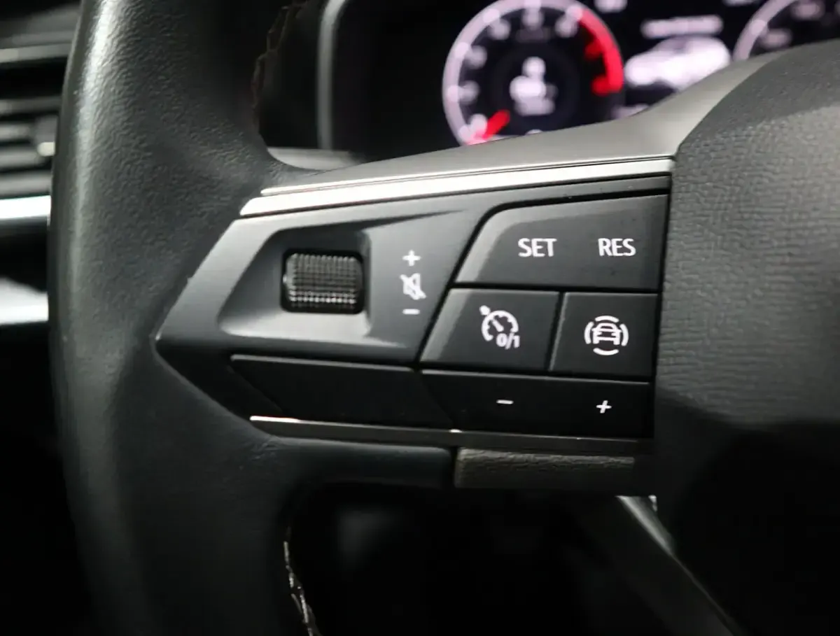 Usado Seat Leon Style 130 CV (95 kW) 2022 Blanco