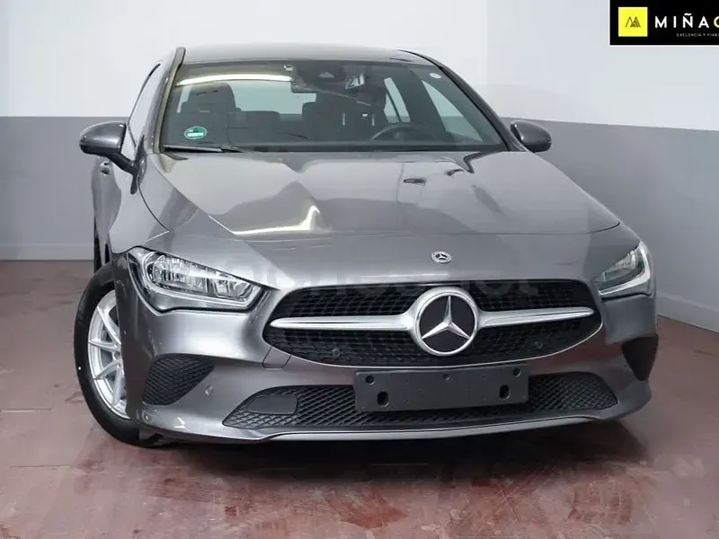 Usado Mercedes CLA200 Shooting Brake 150 CV (110 kW) 2021 Gris / plata Familiar
