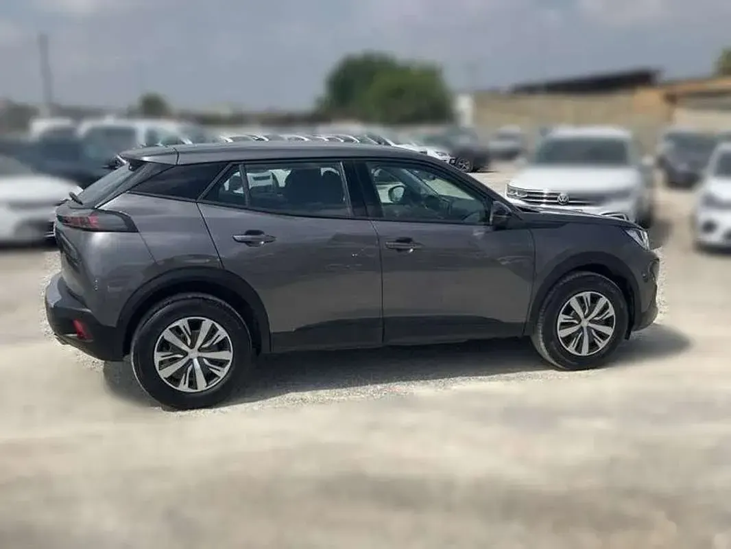 Usado Peugeot 2008 Active 110 CV (80 kW) 2022 Gris SUV