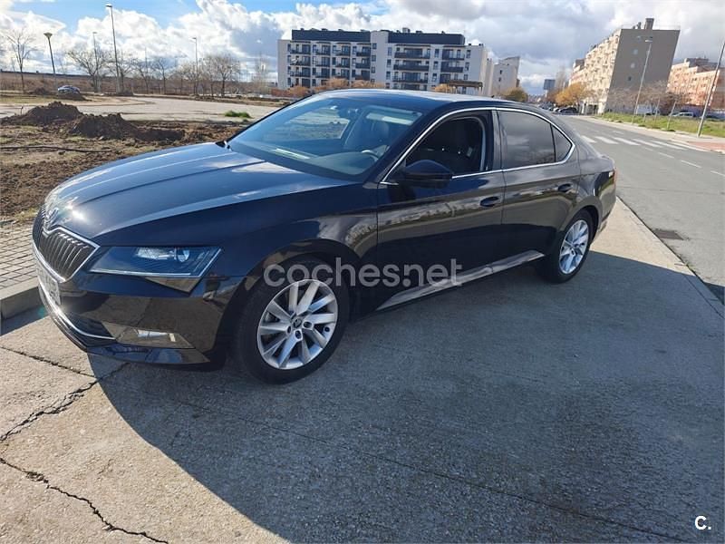 Usado Skoda Superb Ambition 150 CV (110 kW) 2018 Negro Berlina