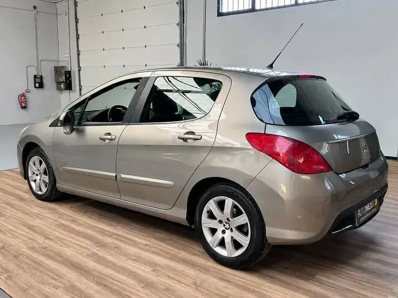 Usado Peugeot 308 Active 115 CV (84 kW) 2013 Beige Berlina