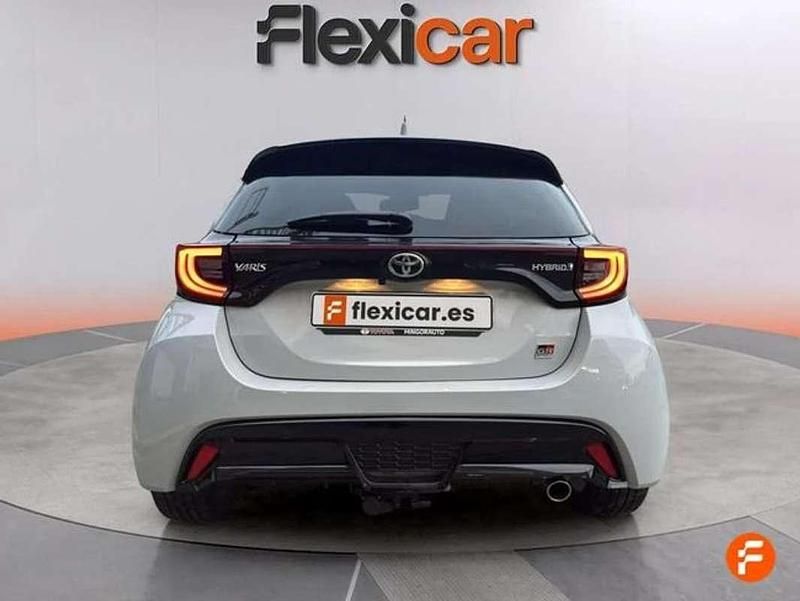 Usado Toyota Yaris Hybrid Sport 116 CV (85 kW) 2023 Blanco Utilitario